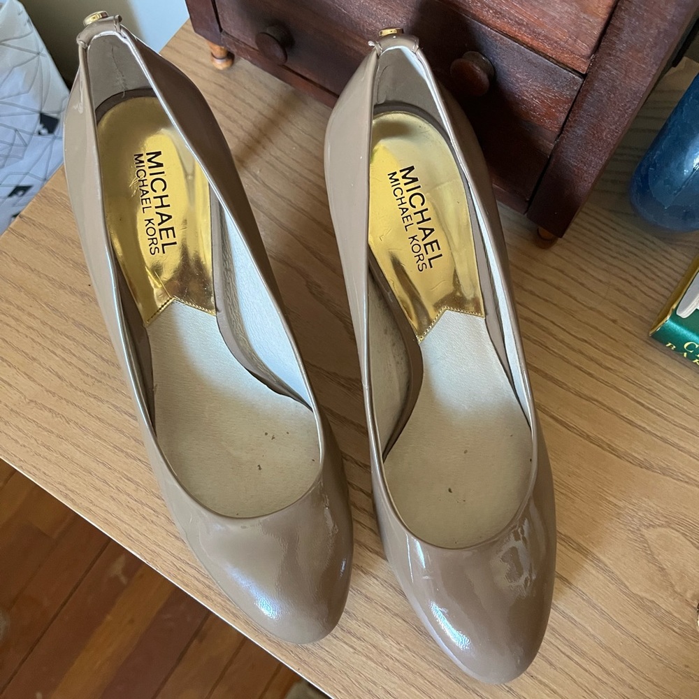 Michael Kors Patent Leather Nude/Tan/Beige Pumps 9M